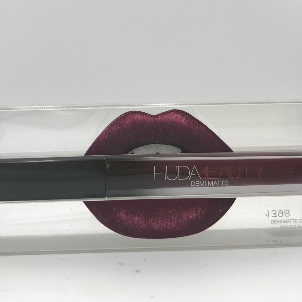 HUDA BEAUTY Demi Matte in BAWSE